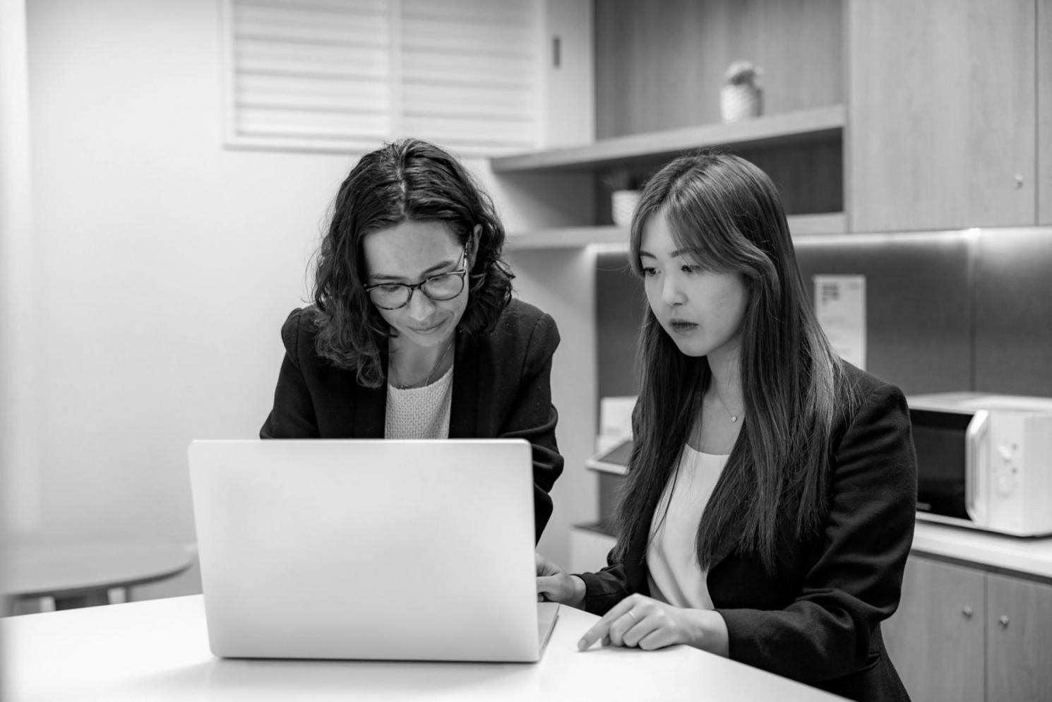 Moderne Schulungsräume mit professioneller Ausstattung für Finanzanalyse-Kurse