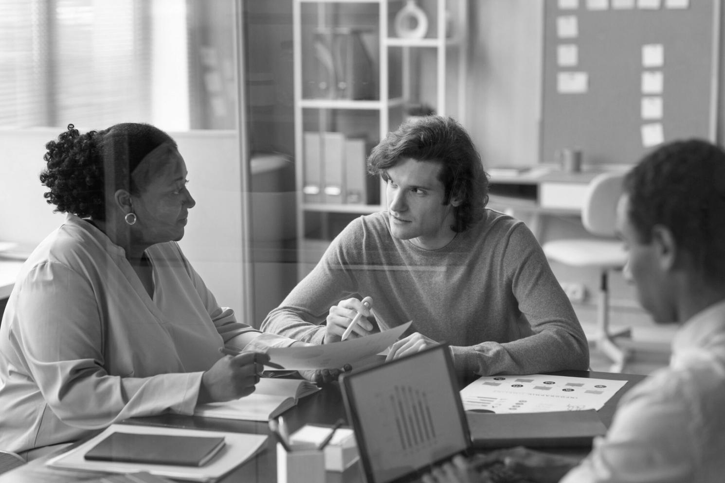 Interaktive Schulungsumgebung mit modernen Präsentationstechnologien und Gruppenarbeitsplätzen